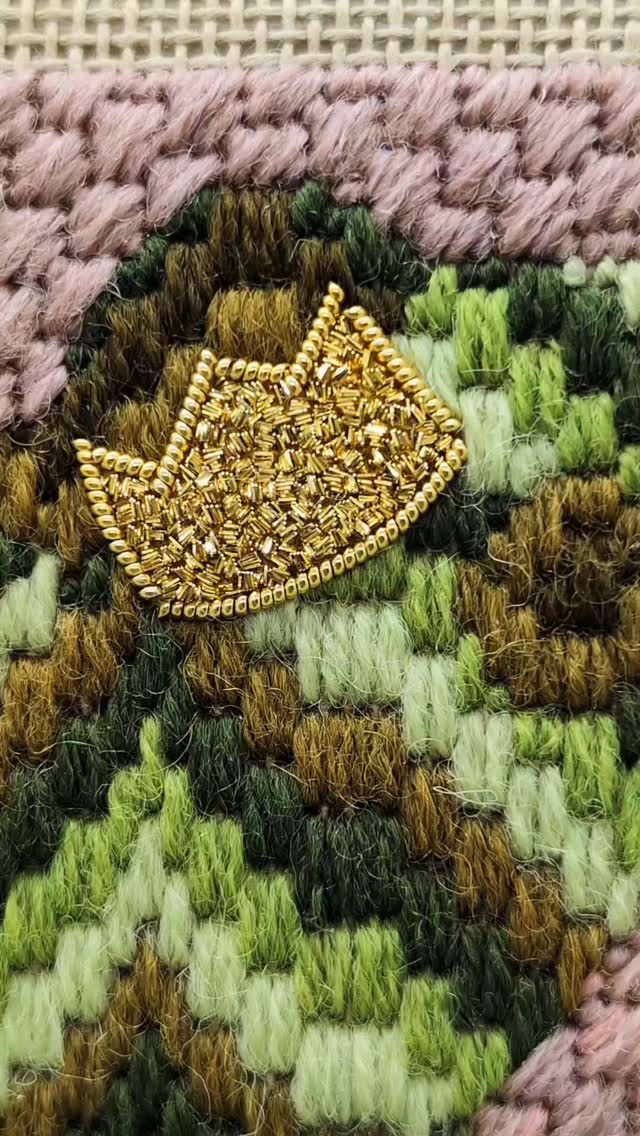 Well I'd give him a kiss 🤣😘
Look no further your prince is here and waiting for you at the RSN summer school! Perfect for beginners wanting to have a relaxing time learning something new with an added bit of bling 👑
Online booking will be closing soon to ensure your prince arrives on time! The in person two day class at Hampton court palace also has a few spaces left...link in bio.
#frogprince #rsnsummerschool #canvaswork #florentinestitch #embroiderytutor #RoyalSchoolofNeedlework #goldwork