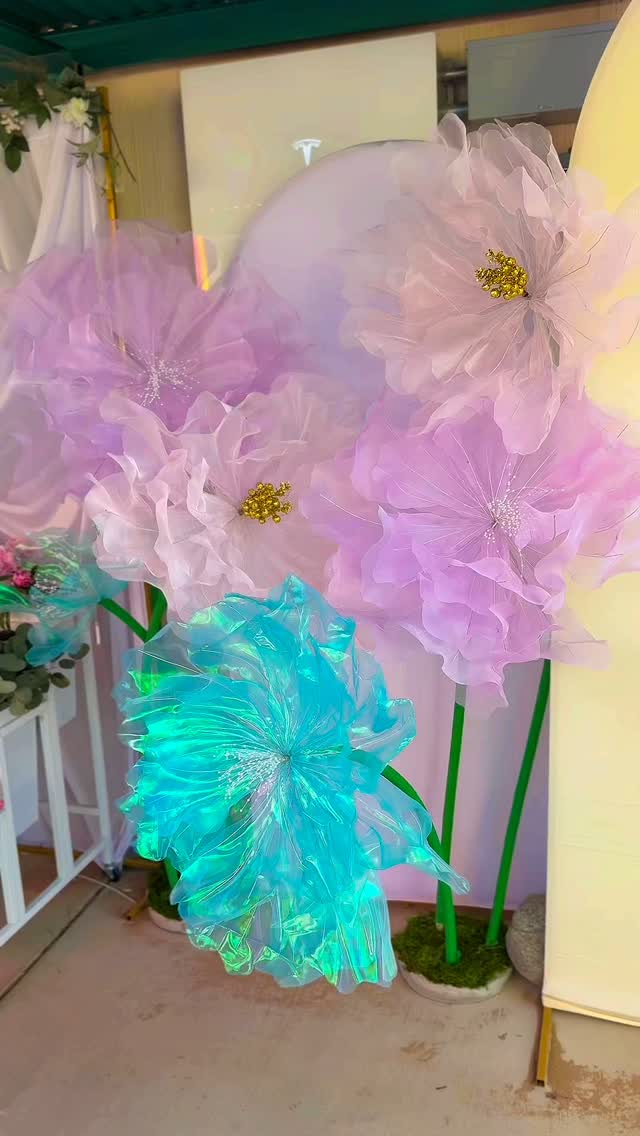 She’s 6 feet tall and does not go unnoticed.
Perfect for photo ops, entrances, and that “what-is-THAT” moment.
🌸 Giant glowing florals now booking
💬 DM for availability
#partyrentals #organzaflowers #giantflowers #cestlavieevents