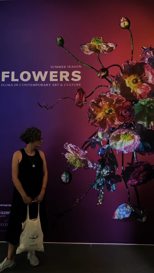 @saatchi_gallery for the beautiful Flowers show.
#artinlondon #robandnickcarter #rebeccalouiselaw #joannaham #anastasiamichailovaart #williamdarrellartist #contemporaryart #inspiringartexhibition #proudofmywork @lapincontemporary