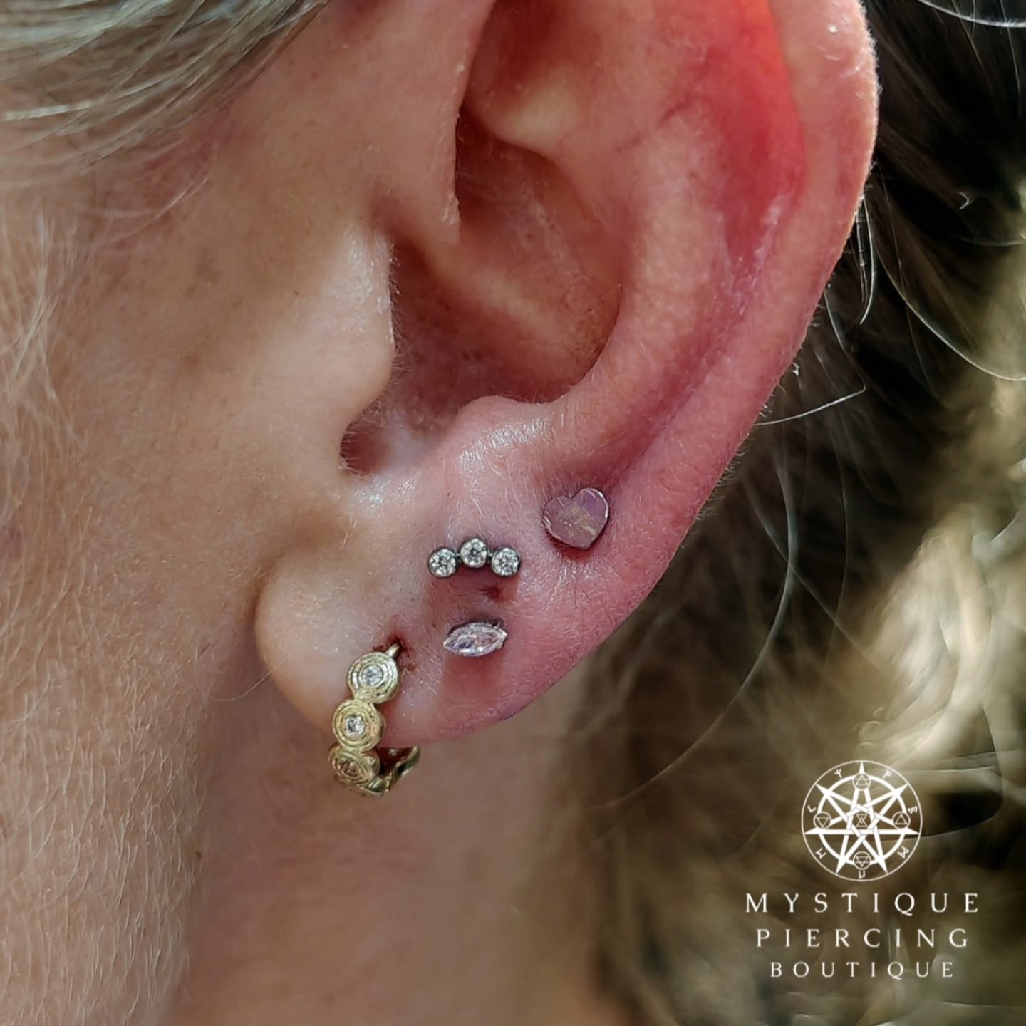 Ear Lobe season is officially opened!!!
Triple action here with stack and high lobe
Jewellery: @inariorganics_uk @industrialstrengthuk
Piercer: @symbiotic_piercing @paid2stab
Using: @probodyart @purklenz
Aftercare: @neilmedpiercingaftercare