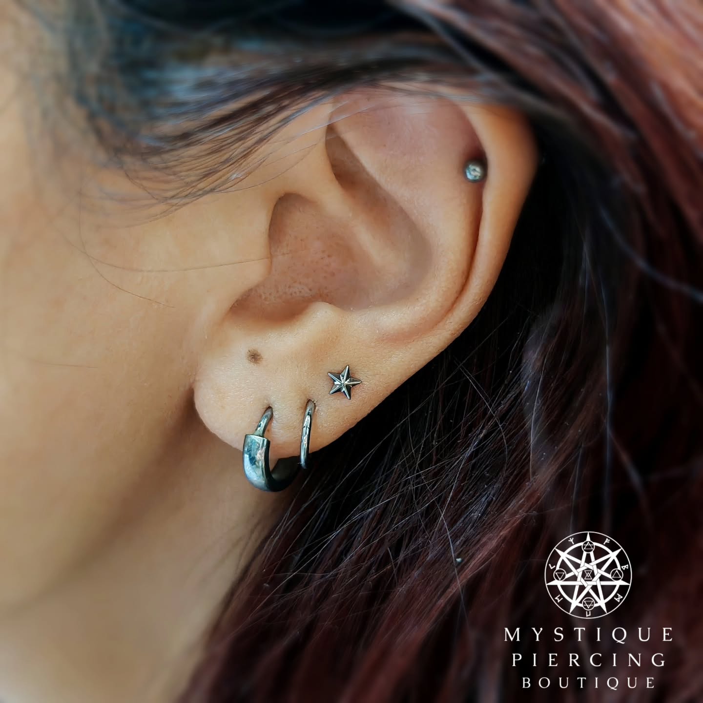 Cute upgrade for high lobe with Medal Star from @tremunpiercing