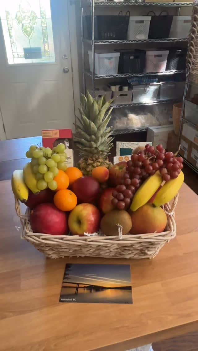 This gift basket is on its way to the hospital today as a thank-you to a wonderful doctor and their amazing staff. This fresh fruit basket includes a few delicious add-ons: honey caramels, artisan crisps, and mixed nuts — a thoughtful way to show appreciation!
#ThankYouGift #HospitalGifting #GiftBasketDelivery #FraserValleyGifts #SupportLocalBC #GratitudeInAGift #FruitBasket #ArtisanSnacks #LocallySourced #FraserValleyBasketCo