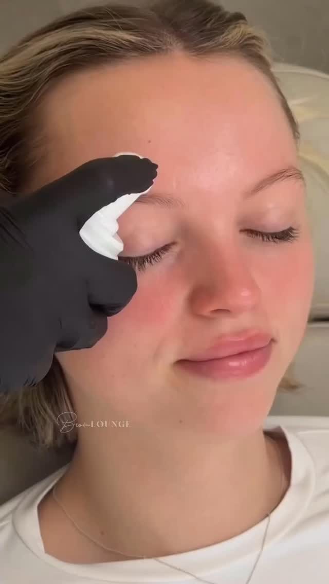 BRONSUN GEL DYES 🔥🔥🔥
Achieve more convenient dye consistency with this formula😍
Provides a more vibrant tint on the skin and ensure longer lasting results! Watch in action by @browloungeperth 😍
The tint gives you the same long lasting effect as henna! Evenly dyes the skin and the hairs providing a rich and bright shade.
Extra-long lasting tone stays up to 2 weeks on the skin and up to 7 weeks on hairs🫶🏻✨