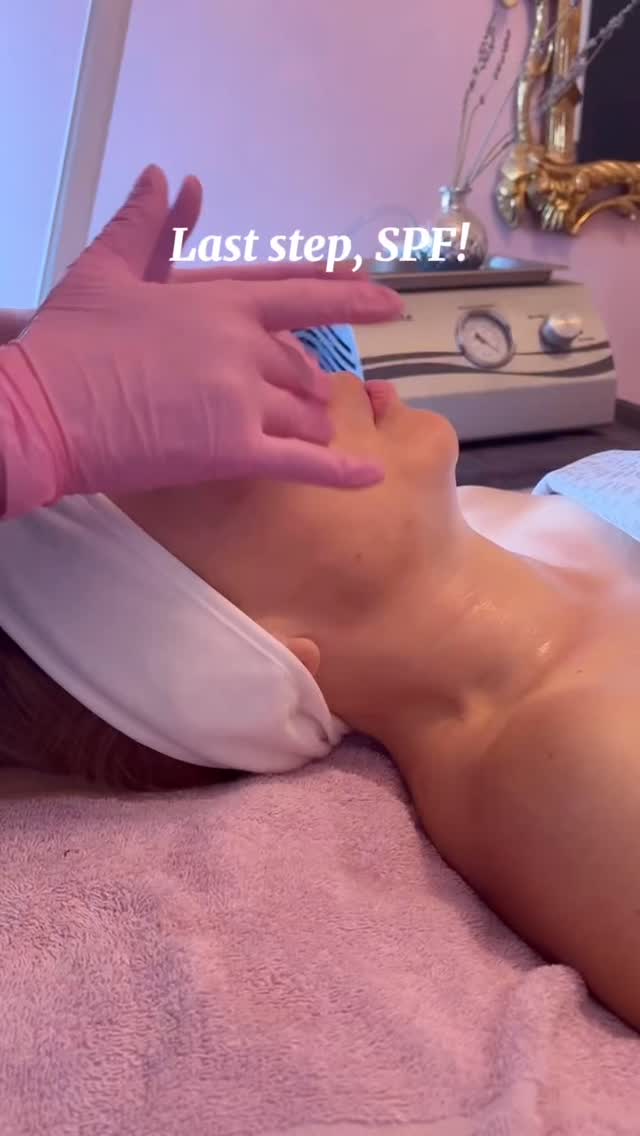 A little SPF to seal in that facial goodness ✨
#denveresthetician #esthetician #denvermedspa #facial #spf