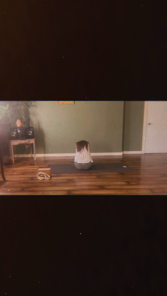 🌚 as a yoga teacher I find most of my daily movement comes from guiding others practices,
Less often do I move for me-
Today I moved for me. 🌊
#Home #homebody #forme #flow