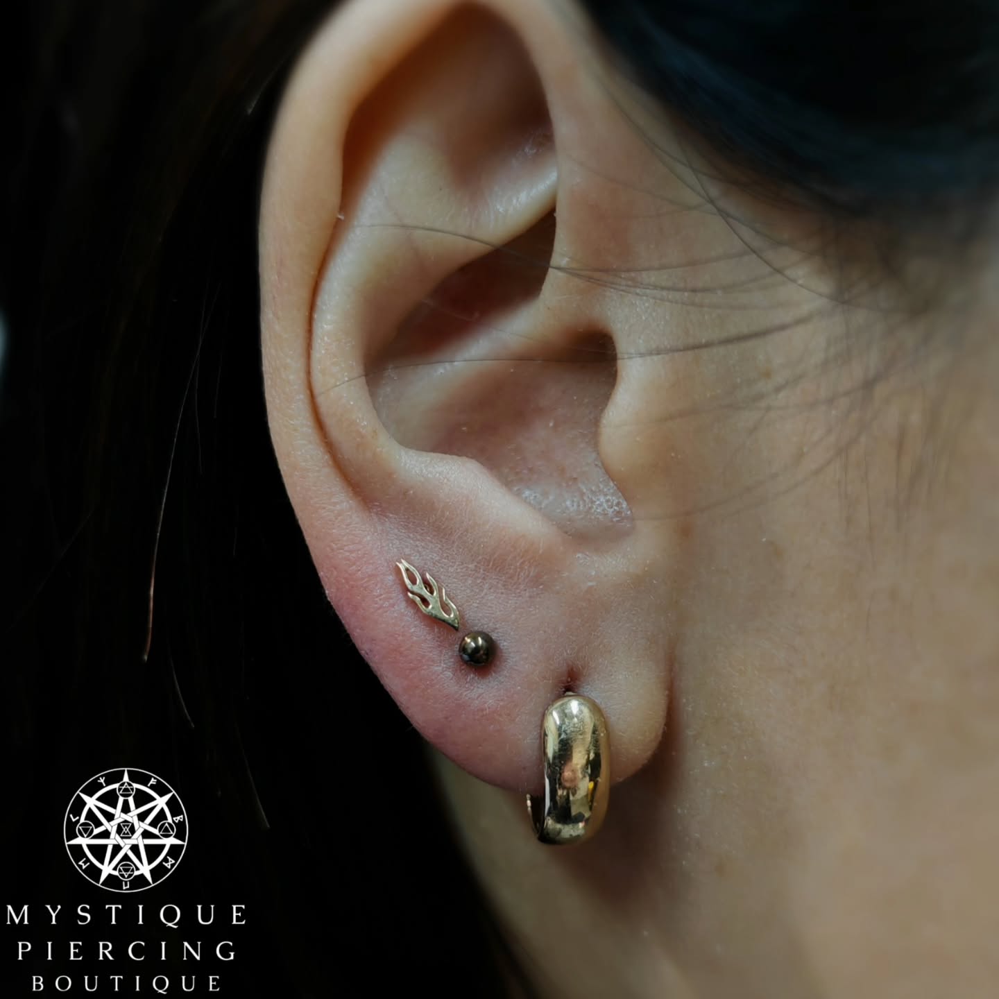 Two fresh lobes with anodised bronze ball and Hot Rod from @junipurrjewelry in yellow gold as a tail of the comet ☄️☄️☄️
Piercer: @symbiotic_piercing @paid2stab
Using: @probodyart @purklenz
Aftercare: @neilmedpiercingaftercare