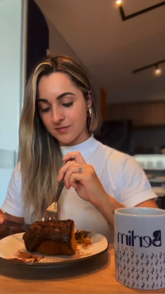 Vivemos em uma era que comida deixou de ser comida e virou “proteína, carboidrato e lipídeo”.
Comida não tem mais nome, só tem tabela nutricional.
Comer uma refeição sem “equilibrio” de nutrientes virou crime, culpa, sensação de fracasso, julgamentos, falta de controle.
Mas existe um segredo que ninguém te conta:
A inflexibilidade alimentar também é um comportamento disfuncional!
Claro que devemos ter uma base alimentar com o equilibrio dos nutrientes, mas não precisa ser bitolado nisso!
Não precisa sentir culpa quando você sai da rota!
Está tudo bem colocar uma comida afetiva na sua rotina, contanto que tenha consciencia e responsabilidade 💖
A comida equilibrada nutre o corpo,
A comida afetiva nutre a alma!
Quer aprender a viver em paz com a comida?
Digita a palavra paz, que eu vou te ajudar!