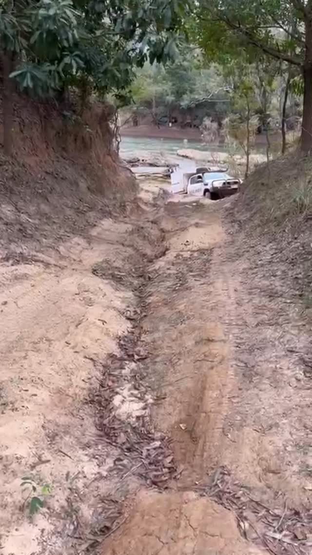 🛻 💨🌿
🎥: @milly_van_croonenburg
#hiluxtings
#northqueensland
#overlandinglife
#adventure
#bushtracks
#4wdlife
#trayoncamper
#bridgestone
#arb4x4accessories
#toyotahilux4x4