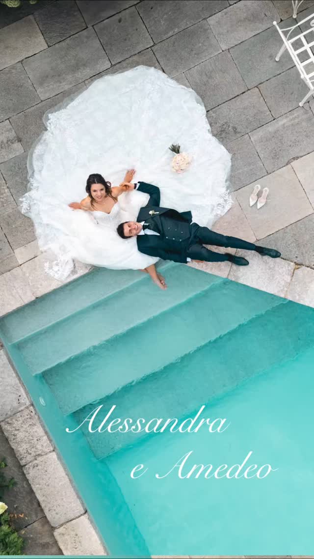 *Un amore senza tempo*
Alessandra & Amedeo si sono detti "sì" nel cuore di Busto Arsizio, nello splendido Santuario di Santa Maria di Piazza.
Una cerimonia emozionante, seguita da una festa indimenticabile alla ... fino a un tuffo romantico in piscina sotto le stelle. ✨💦
Ho voluto raccontare questo giorno speciale con l’anima della pellicola e la magia del proiettore, per far rivivere le emozioni con un tocco vintage, autentico e senza tempo.
🎥 *Un reel che è un viaggio nei ricordi, tra sorrisi, abbracci e amore vero.*
\#stilfotowedding #MatrimonioVintage #WeddingReel #AlessandraEAmedeo #BustoArsizioWedding #matrimonio #SantaMariaDiPiazza #CascinaLeRose #MatrimonioDaFavola #TuffoInPiscina #VintageWedding #ReelRomantico #LoveStory #EmozioniInPellicola #WeddingVideography #RomanticWedding #UnGiornoSpeciale #ReelDiNozze #MatrimonioItaliano #StoriaDAmore
@cascinalerosecomo
@alexandra_co91
@amedeo_barbieri_art
@stilfotowedding
@matrimonio.com