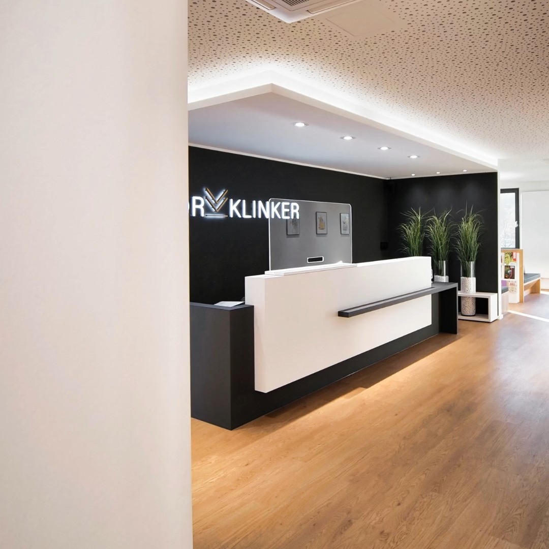 Welche Funktion hat eigentlich der Retainer? Und gibt es auch Alternativen?
Hier findet ihr Dr. Klinkers Antwort dazu:
➡️ Der Retainer sichert die Zahnstellung gegen erneuerte bzw. unerwünschte Zahnbewegungen.
➡️ Nach kieferothopädischen Behandlungen ist der Retainer immer zu empfehlen.
➡️ Der Retainer sollte - solange er nicht stört - am besten immer drin bleiben, da Zahnbewegungen das ganze Leben lang stattfinden können.
➡️ Alternativ kann nachts eine Halteschiene getragen werden.
Weitere Fragen? Vereinbare gerne einen Online Termin bei Dr. Klinker oder melde dich telefonisch in unserer Praxis. 😊👍
#Retainer #kieferorthopädie #hildesheim #drklinker #kieferorthopädischebehandlung #zahnspangen #kieferorthopädiehildesheim