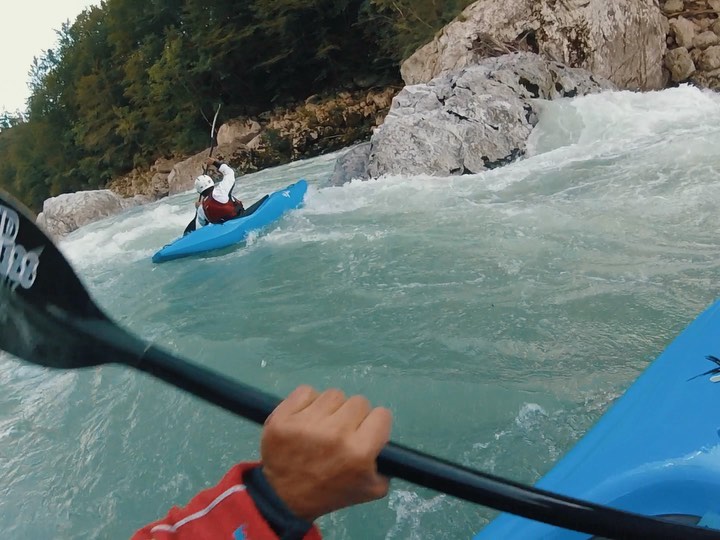 Long awaited rain means that we finally got some playtime at #sočakatarakt ⛈💪 Also, we now have prime conditions for learning how to kayak! #kobarid #slovenia #soča #kayaking #whitewater #whitewaterkayaking #socavalley @kobaridkayakschool @kampkoren @palmequipment @exo_kayaks @ophion_paddles