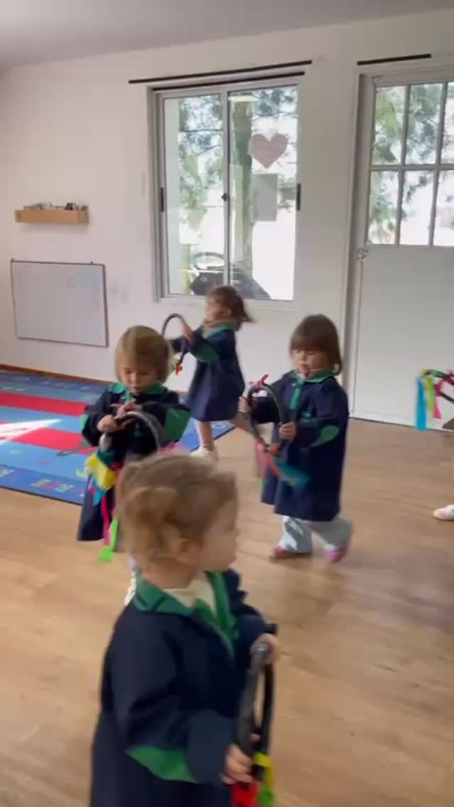 🎶 At Bunnys, we learn through movement and fun with “The Wheels on the Bus”!
Music helps us grow in language, coordination and joy 💚🚌🎵
