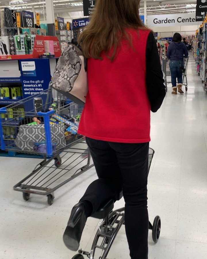 Leave the crutches with the buggies.....and get a knee scooter with a basket! #winning
#kneescooter #austinkneescooter #mobilemedicalsolutions #kneescooterlife