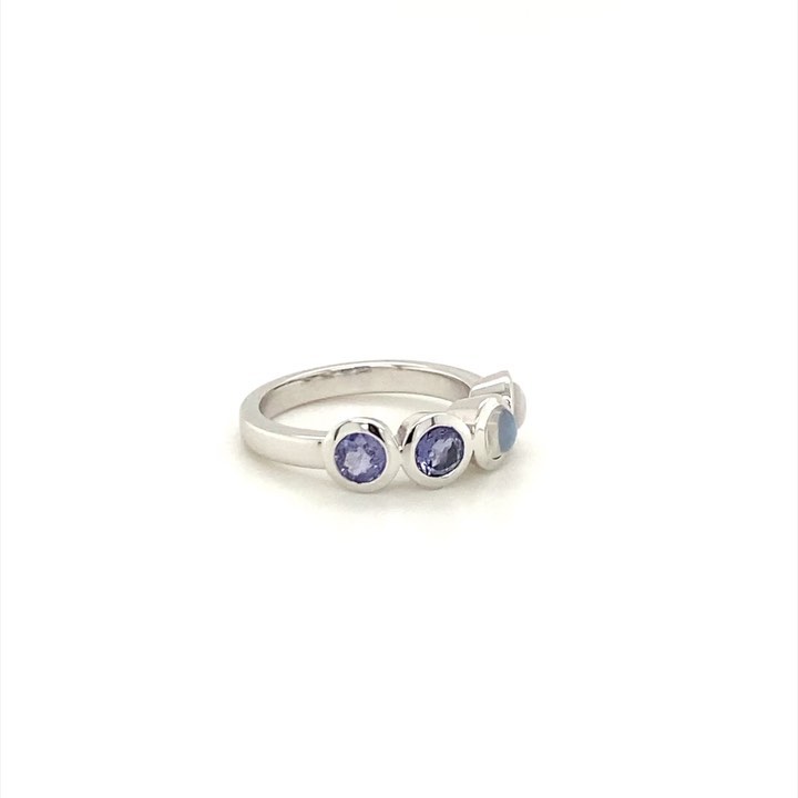 Each gemstone with its colour, story and special meaning. Set in White Gold.
Choose your own ring and setting. What’s your favourite: a flat or a rounded ring shank? An elegant setting with prongs or completely enclosed with a smooth edge?
#preciousstonejewelry #fourstonering #ring #tanzanite #maansteen #paarsesteen #handgemaaktesieraden #geboortesteen #schmuckstück #handmadejewelry #ringsofinstagram #igjewellery #gemstonering #pieceunique #jewelrymaker #goldrings #bespokejewelry #gemstone #neverenoughrings #jewelleryaddict #juweelontwerp #juwelen #tanzaniet #ateliersmeijsters