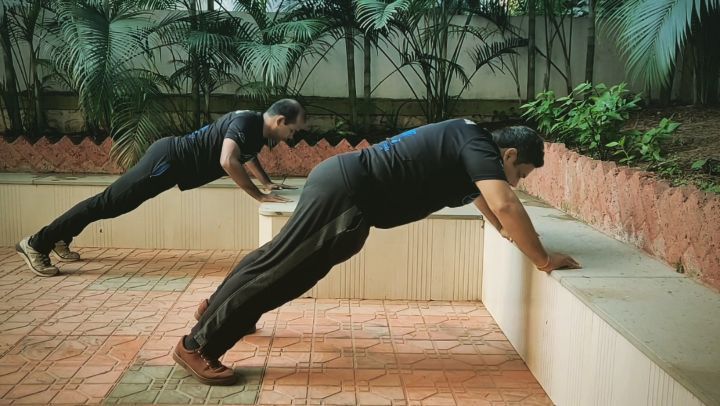 Outdoor Krav Maga warm-up session.
A change of scenery for our students during winter we take our training outside.
Whether your goal is to learn self defense or weight loss. Come for a power packed trial session at one of our five centers across Pune. DM for class details
@krav_maga__ultimate_ @vickykapur_s @solidshieldcombatfitness @happiness_inc_pune
#kravmaga #kravmagatraining #kravfamily #iukmf #kravmagaindia #kravmagapune #warmup #punches #kicks #squats #pushups #shatrunashak #mma #kickboxing #fighter #strengthtraining #outdoorworkouts #streetworkout #streetfighting
#selfdefenseinindia #martialarts #shtrunashak #indianmilitary #womenselfdefense #pune #maharashtra #kravmagaindia
