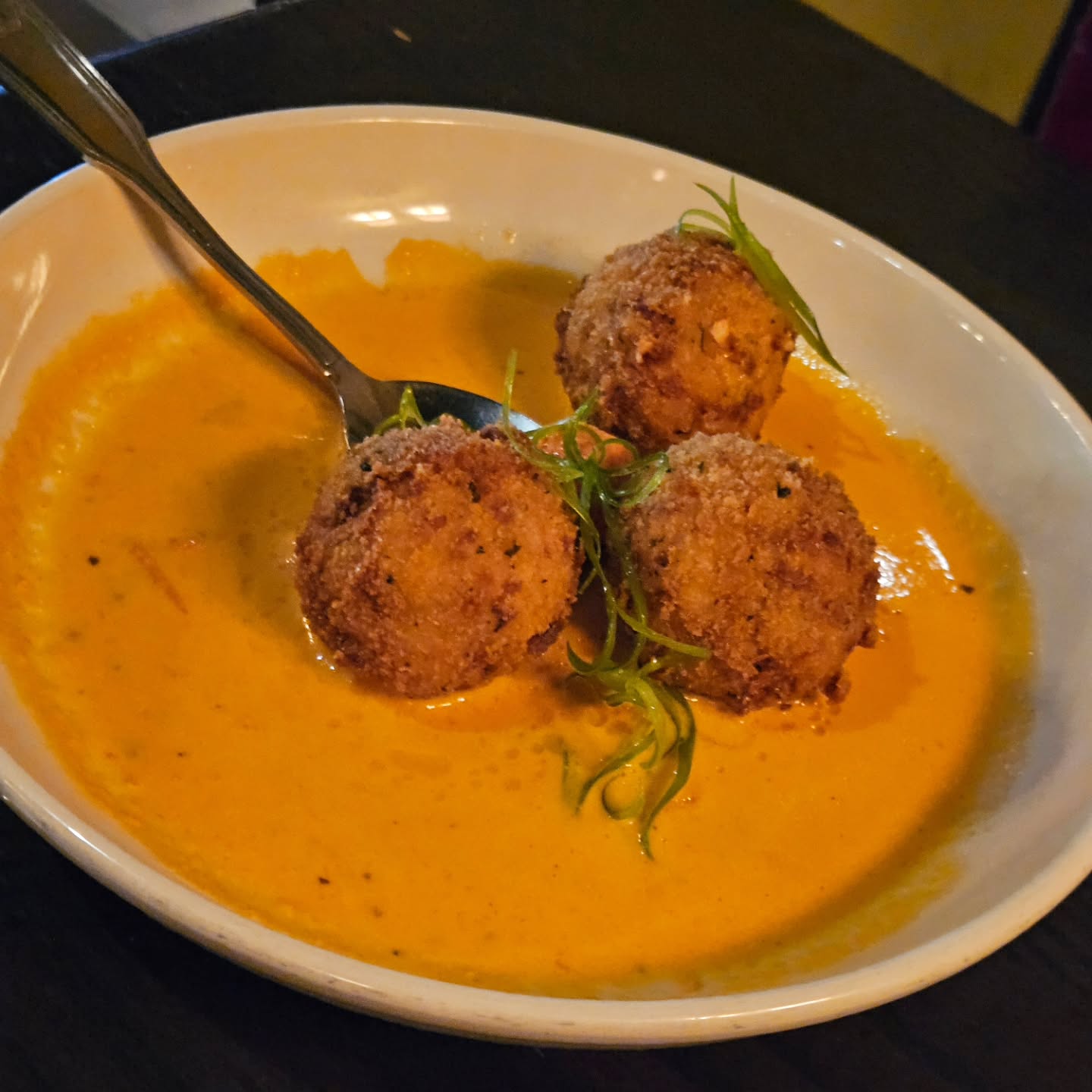 Arancini from @vinniesavl is always a must
#avleats #ashevillenc #foodphotography #italianfood #arancini #munchandmeander #828isgreat