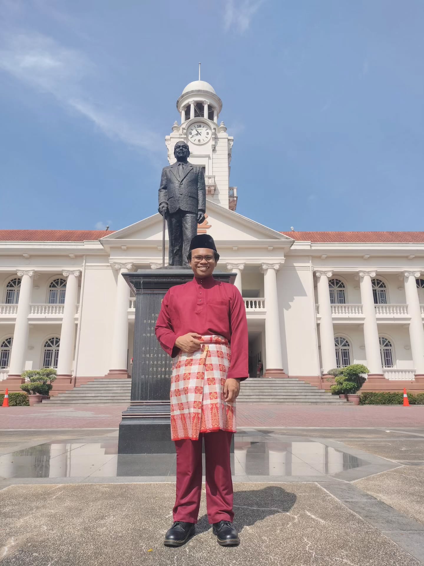 I'd like to thank Hwa Chong Institution for having me today! I was invited to give a talk on the Ubin Malay identity as part of the school's SG60 National Day and Racial Harmony Day celebrations. This was also my largest live audience to date—close to 400 Secondary 3 boys and their teachers—so you could imagine my stage fright!
A special shout-out to Mr Daniel as well, who extended the invite and hosted me for the morning celebrations. We met earlier at the MPP Active Citizenry Forum a while ago at the school across the street, Nanyang Girls' High School.
In all, I hope my sharing has educated and inspired our boys a little more on the Malay culture as we celebrate our multiracial nation's 60th birthday, together. Have a wonderful red-and-white weekend ahead and Happy National Day, Singapore!