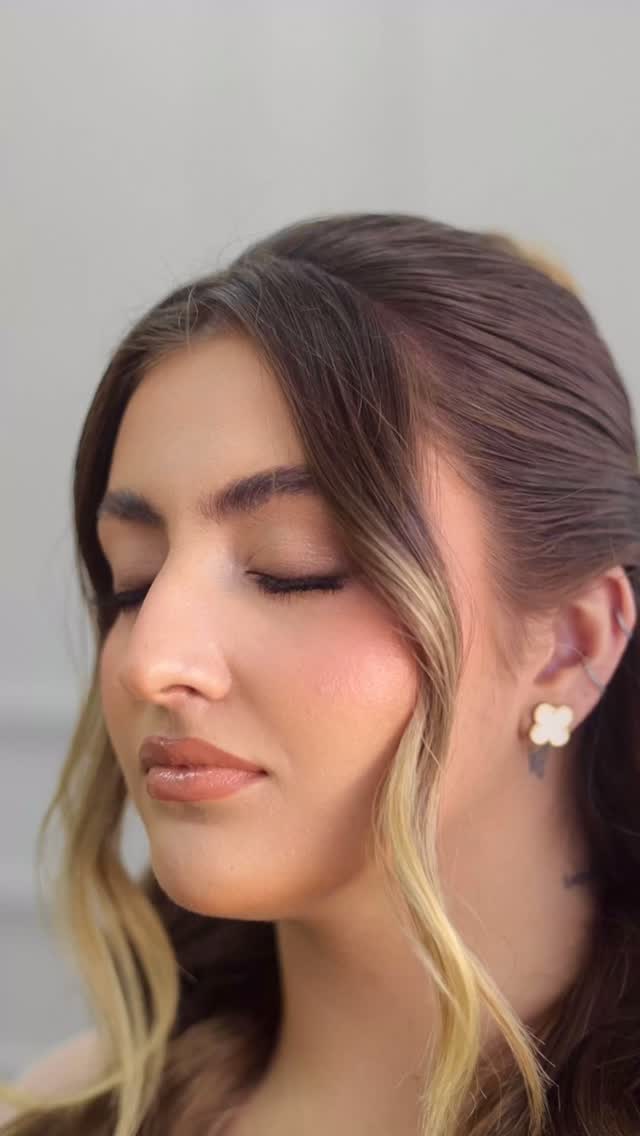 Do olhar marcante ao acabamento perfeito nos fios, cada detalhe é pensado para que você se sinta única e deslumbrante ✨
make @fabriciosantanabeaute
hair @mariserrabeauty
🔗Agende seu horário pelo link da bio
📍Rua Viscondessa de Campinas, 363 - Nova Campinas
#makecampinas #penteadocampinas #salaodebelezacampinas