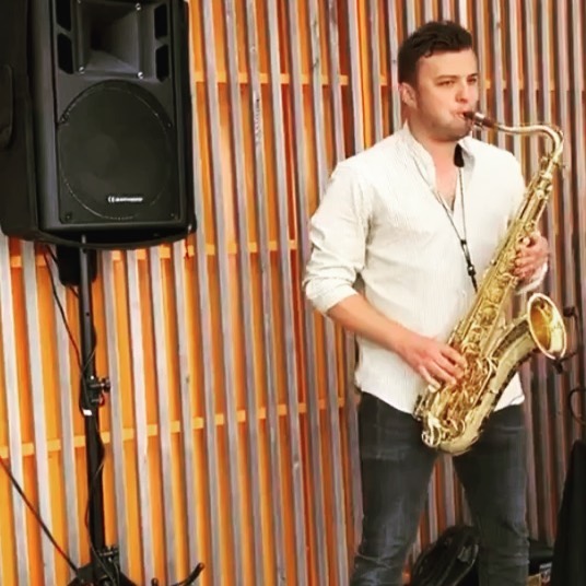 Cet été sur vos plages ! Stay tuned...
.
#adn #adniscoming #sax #dj #saxanddj #djset #beatch #saxophone #letouquet #saintropez #summer #summervibes #spritz #soon