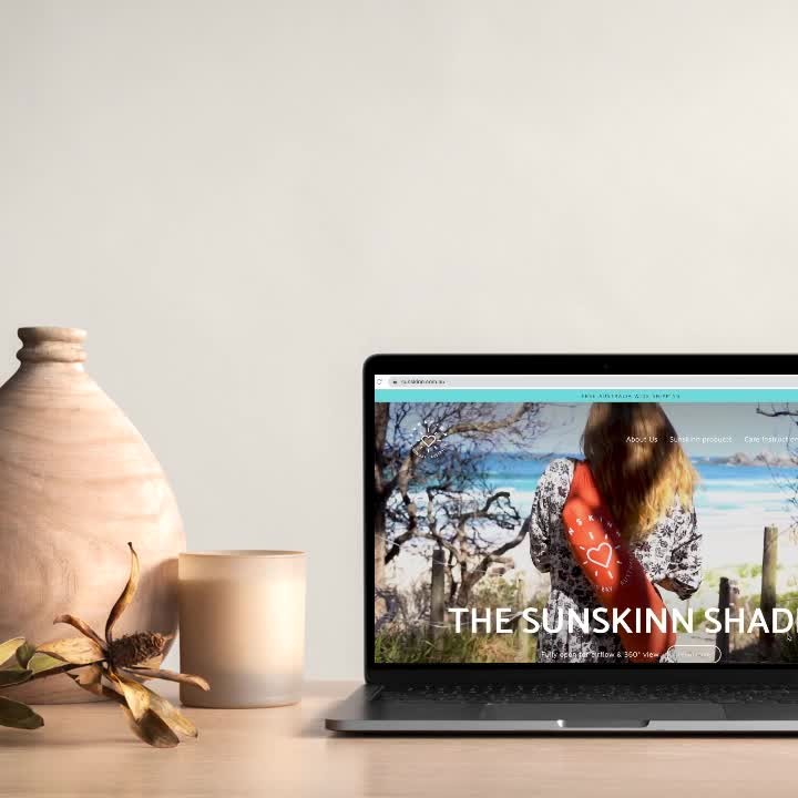 Retour sur un super projet réalisé pour Sunskinn Shade, avec qui je continue d'ailleurs de collaborer. Ici en Australie, c'est encore l'été, et c'est un vrai bonheur de pouvoir passer des journées à la plage sans devenir rouge comme une écrevisse. J'espère que les ventes seront disponibles en Europe pour l'été prochain pour que vous puissiez en profiter aussi 🤩☀️
#juicyandcocreative #webdesign #sustainabledesign #ecodesign #graphicdesign #byronbay #newcaledonia #ecommerce #branding #visualcreative #freelanceartist #shopify #shopifytips #procreate #procreatetips #shopifystore #shopifyseller #etsyfr #etsy #etsyfrance