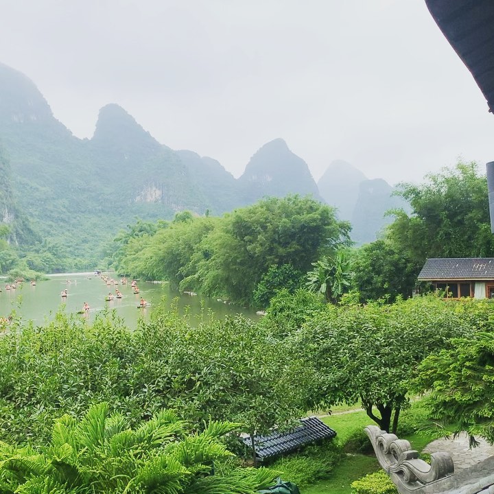 Since last year I’ve been getting more and more connected with #MotherEarth. My connection with water, flowers, mountains and volcanos are special and strong.
Today I’m sitting and surrounded by the energy of these amazing mountains. I feel so blessed to be here and experience this very high and pure frequencies vibrating around me. I feel this energy emanating from my heart and expanding around 3 meters. I can see this frequencies as a yellowish white light surrounding me and filling me with so much pure energy. Raising my vibrations ✨✨✨
#motherearth #energies #higherfrequencies #dnaactivation #lionsgateportal #guiling #yangahuo #chinatravel #mountains #mointainenergy #raisingvibrations