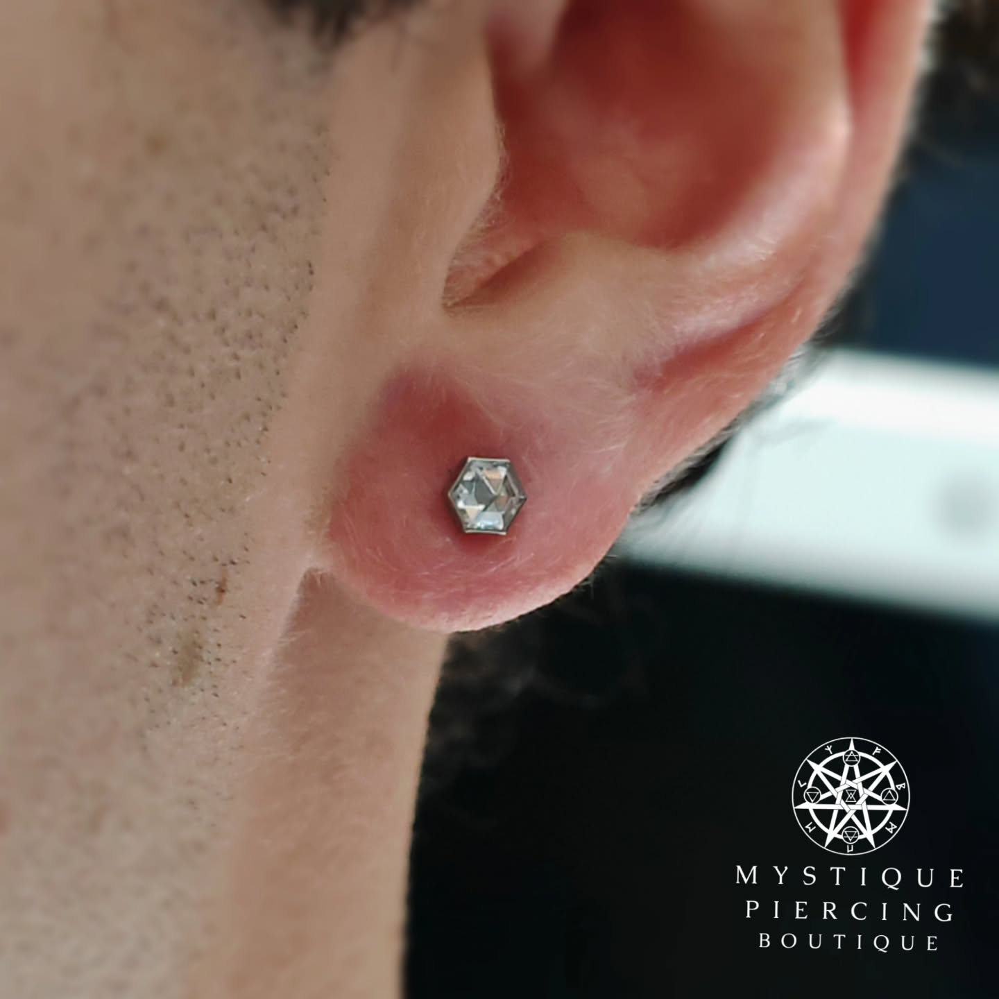 If round shape of the gem does not do it for you - choose hexagon!
Another fresh lobe with @tremunpiercing
Piercer: @symbiotic_piercing @paid2stab
Using: @probodyart @purklenz
Aftercare: @neilmedpiercingaftercare