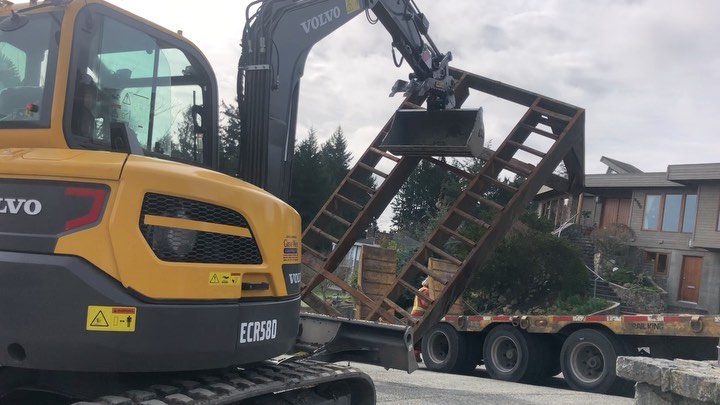 Is it just me or can this new Volvo ecr58D lift?! 🏋️ lifted this metal ramp no problem 👌🏼