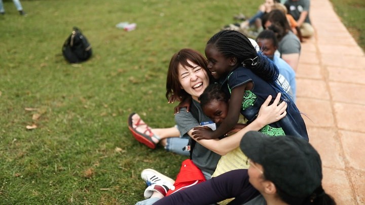 Everyone’s cheeks are still sore from laughing and smiling so much from the first day, getting introduced to @mattawchildren and meeting some of the most fun and loving people we have met! 📷: @happycamperfilms