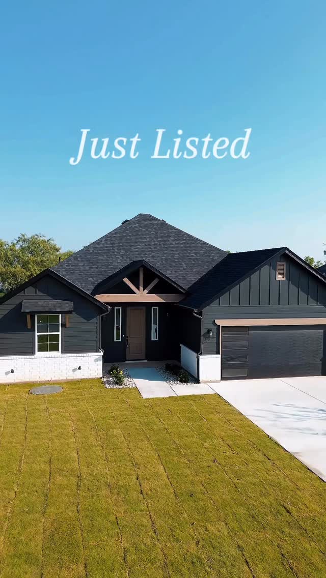 The moody, dream-worthy home you’ve been craving just hit the market! ✨
Stay tuned for the full tour coming soon!
#carreradreamhomes #granburytx #customhomebuilder #homesofinstagram #texashomes #movetotexas #dreamhome #explorepage