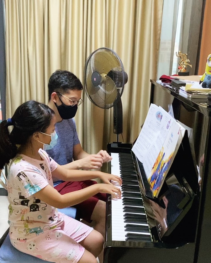 Enjoying duets with one of my students ~🤣
.
.
#whoops #enjoyedtoomuch #morethanmystudent #piano #duet #pianoteachersingapore #sg #fun