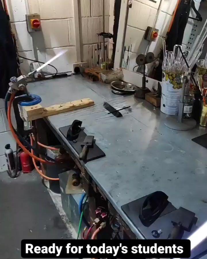 Ready for more students šš„ #brightonglass #glassblowing #lampworking #glassofig #glass #glassart Brighton glass #bestofglass #newmakers #thingstodoinbrighton brightonglassblowing glassblowingintheuk #ukglass #ufo