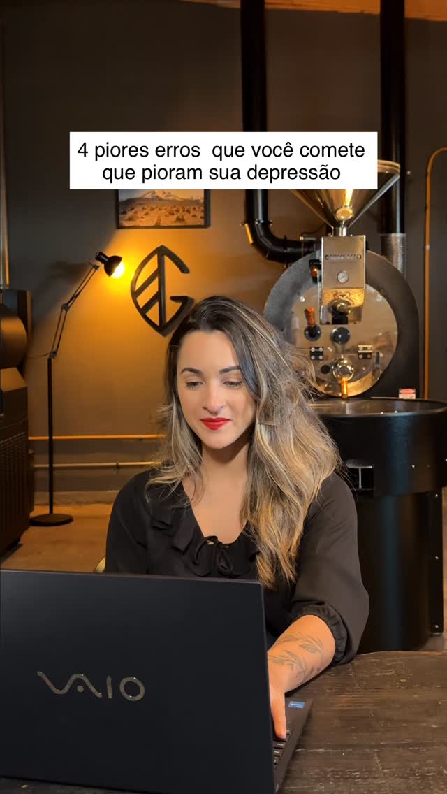 1 - Ao excluir alguns grupos alimentares, você priva o seu organismo de nutrientes essenciais para o funcionamento cognitivo.
Quando você reduz ou evita:
Carboidratos - Baixa energia (menos força para exercer as atividades);
Proteínas - Desregulação de humor (prejudica a produção de serotonina - hormônio da felicidade).
Lipídeos (bons)- Afeta função cerebral e produção de neurotransmissores (dopamina, serotonina, endorfina, noradrenalina, GABA, etc).
2 - Consumo excessivo de açúcares e industrializados contribuem para o acúmulo de gordura e necessariamente aumento de processo inflamatório (no cérebro também) contribuindo para a depressão.
Já o consumo de adoçantes artificiais alteram a composição da microbiota intestinal, prejudicando o metabolismo e a absorção dos nutrientes.
3- A falta de hidratação também compromete as reações metabólicas do organismo que precisam de moléculas de água para acontecer. Causando prejuizos cognitivos, fadiga, dificuldade de concentração e memória.
4 - Sedentarismo também contribui para um aumento da depressão tendo em vista a produção de endorfina e serotonina que são produzidos na atividade física. E além do mais, existe outros pontos importantes como: sono, dores crônicas, limitações, autoimagem, etc que contrinuem para depressão.
Cuidar da sua alimentação e rotina é extremamente importante para evitar depressão ou se obter uma melhora significativa no tratamento.
Nutrição é sobre cuidado!
Se você se identificou com alguma dessas opções, talvez seja um sinal que você precisa de ajuda!