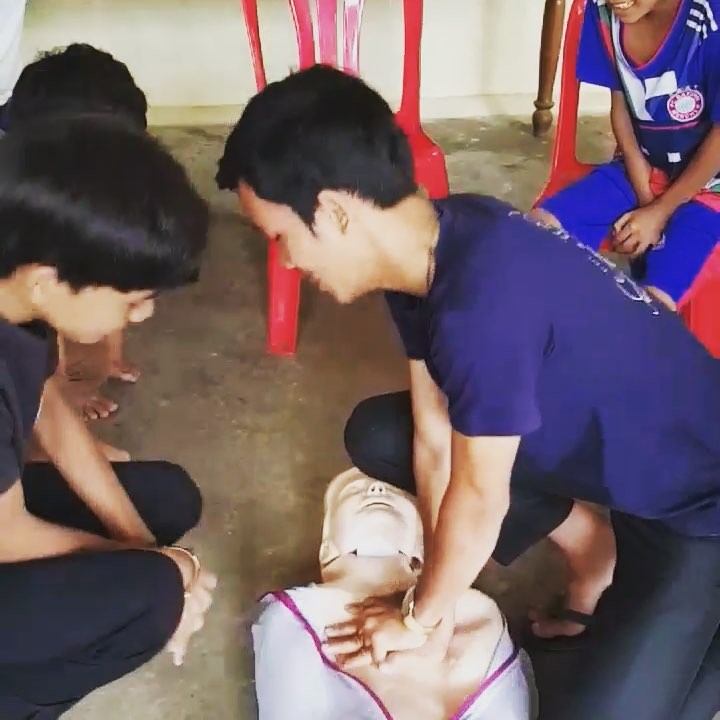 🔈🎼 Learning life saving gesture while listen to “staying alive” 🕺🏻 🙏🏻Many thank yous to @helpkampuchea for making this important training, fun and interactive for all our @sreykasmile participants!