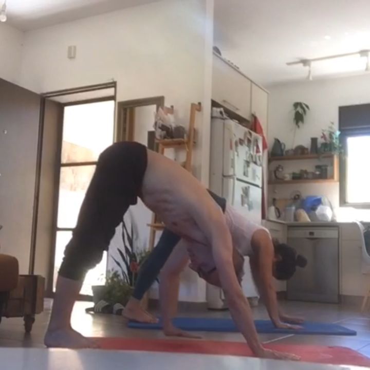 What a joy to find Yaara Toledano in my 'Hometown'- Kibbutz Parod in Israel. Here we're practising an Up stretch Push up combo in her living room at the end of today's training pass.