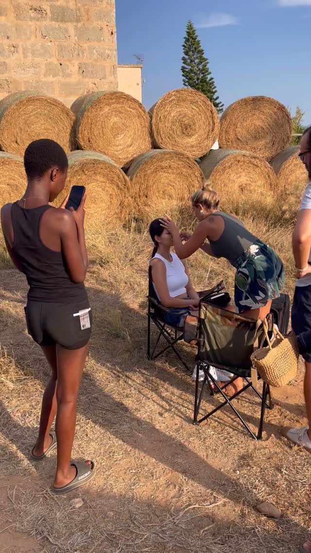 🦅🌾 Os comparto con mucha ilusión el behind the scenes de un proyecto muy especial, resultado de un gran trabajo en equipo.
En este reels podréis descubrir algunos de mis bestsellers —el kimono Temple, el top Amazonian, el Traveler Short y el vestido Amazonian—, junto a tres piezas únicas, elaboradas artesanalmente con conchas: el sombrero Ocean Eye, el top Torii y el vestido Shield.
Cada diseño refleja la pasión, la creatividad y la dedicación que hay detrás de cada pieza y prenda .
Espero que lo disfrutéis tanto como nosotros al crearlo. 🤎💫✨
______
🫴🏻 Fotografía | Vídeos oficiales: @aturphotoart
🫴🏻 MUA: @veneciamua.studio
🫴🏻 Modelos: @im.keylaxuan @delia.marjo
🫴🏻 Dirección: @nendybota.direartstylist
🫴🏻 Diseñadora: @patmasmarch | marca @patstrenc
#patstrenc #patstrencuniverse #patstrencclothing #patstrenccrafts #patstrencshielddress #patstrenctoptorii #artandfashion