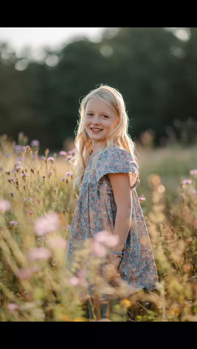 ☀️ Sonnenschein, Freundschaft & ein Hauch Sommermagie
Manche Tage fühlen sich an wie ein warmer Sonnenstrahl im Herzen – leicht, unbeschwert und voller Lachen. Zwischen Grashalmen und goldenen Lichtflecken entsteht die wahre Magie der Kindheit: Freundschaft, die einfach da ist.
Solche Momente sind flüchtig, aber auf Bildern dürfen sie für immer bleiben.
Dieses "BFF-Shooting", wie es die Kinder nannten, durfte ich noch in den letzten Tagen der Ferien festhalten. Ein Tag mit lange-wach-bleiben und so..