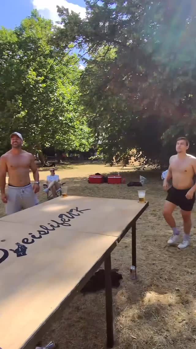 Professional juggler in his spare time ๐ซจ
Back in London again this Saturday for our final event of the year!! Massive turn out already confirmed, donโt miss out!! ๐ฅ
#dyeislife #beerdie #dye #sports #drinking #games #university #students #socials #unisocials #drinkinggames #freshers #beerpong #beer #events #stag-do #summer #outdoorgames