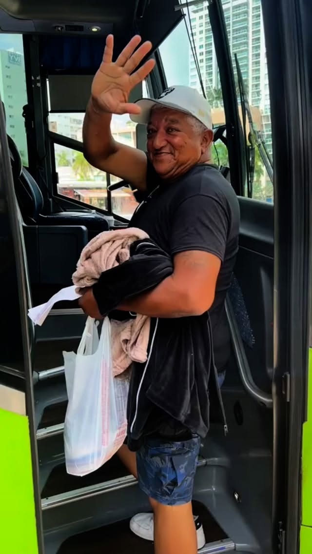 Jose!
Lo conocimos ayer en las calles de Miami. Estaba homeless, sin un peso y angustiado. Nos contó que tiene familia en Dallas y que lo esperan. Que se fue y ahora se dio cuenta del error y quería volver! Llamamos a la hija y nos confirmó la historia. José se emocionó mucho. Termino la pesadilla hermano. No más dormir en la vereda. Vamos a ponerte presentable y salís. Ducha, ropa limpia, una vianda para el viaje y ya está camino a casa. Es una persona a la vez! Hoy le toco a Jose! Vamos que se se puede! 💪❤️💪❤️💪
#homeless #invisiblepeople #housingfirst #miami