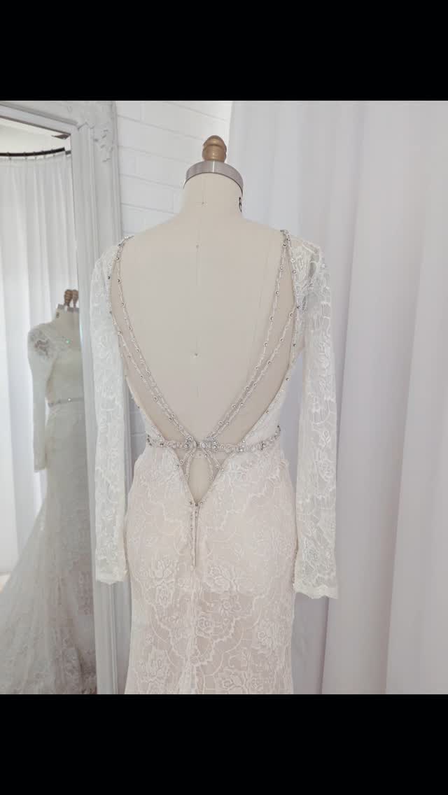 💎 Low back, high drama. This lace beauty turns heads from every angle with its sultry plunge and glittering diamante trim. Designed for the modern bride who wants elegance with just the right amount of edge. ✨
Size 8, DM for details 💃
#BridalStyle #BridalGownInspo #LowBackWeddingDress #LaceWeddingDress #ModernBride #BridalDetails #WeddingDressGoals #ElegantBride #WeddingDressInspiration #BridalLook #SparkleAndLace #BridalEditorial #WeddingDressDreams #DiamanteDetails #LoveMeTwiceBride