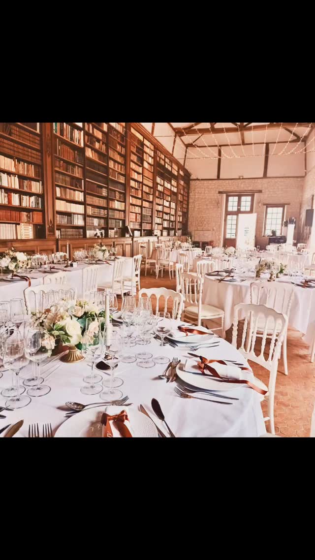 Vous rêvez d'un mariage dans un lieu chargé d'histoire et de culture ? Bienvenue au Château de Saint Senoch avec sa bibliothèque incroyable. Mariage sur le thème des Grands Esprits des Siècles passés (et création d'un escape game personnalisé en plus de la prestation décoration). Un vrai régal ! #thelittlefactory86 #mariagedecoration #mariage #weddinginspiration #mariageinspiration #mariage2025 #siecledeslumieres #bibliotheque #mariageoriginal