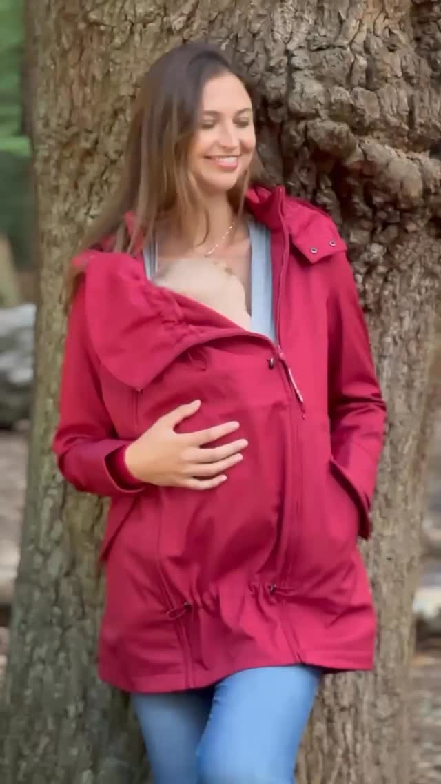 ❤️ Wombat Shell Red – skaljackan du kommer älska i alla väder.
Praktisk, snygg och skapad för närhet – för både dig och din lilla. 🌿👶
👉 Är du team rött?
#wombat #bärjacka