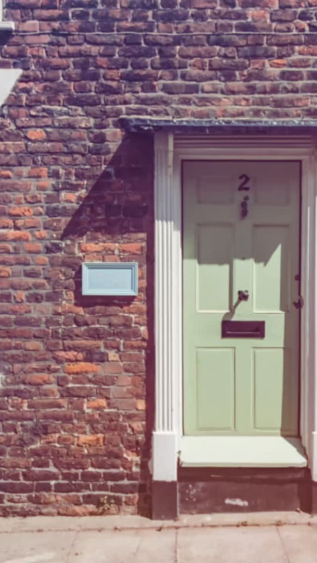 Had such a nice time @roguescottagedeal, lucked out with the weather and the house was so pretty, and the colour palette gorgeous. In the historic centre and just 2 minutes from the beach for a daily swim. Made the perfect backdrop for my favourite Antigone holiday pieces. Would love to go again.
#dealkent #seasidecottage #roguecottage #staycation #handmadeaccessories #bespokesandals #zerowasteluxury #sustainablestyle #flatsandals #slowfashion #madeinlondon