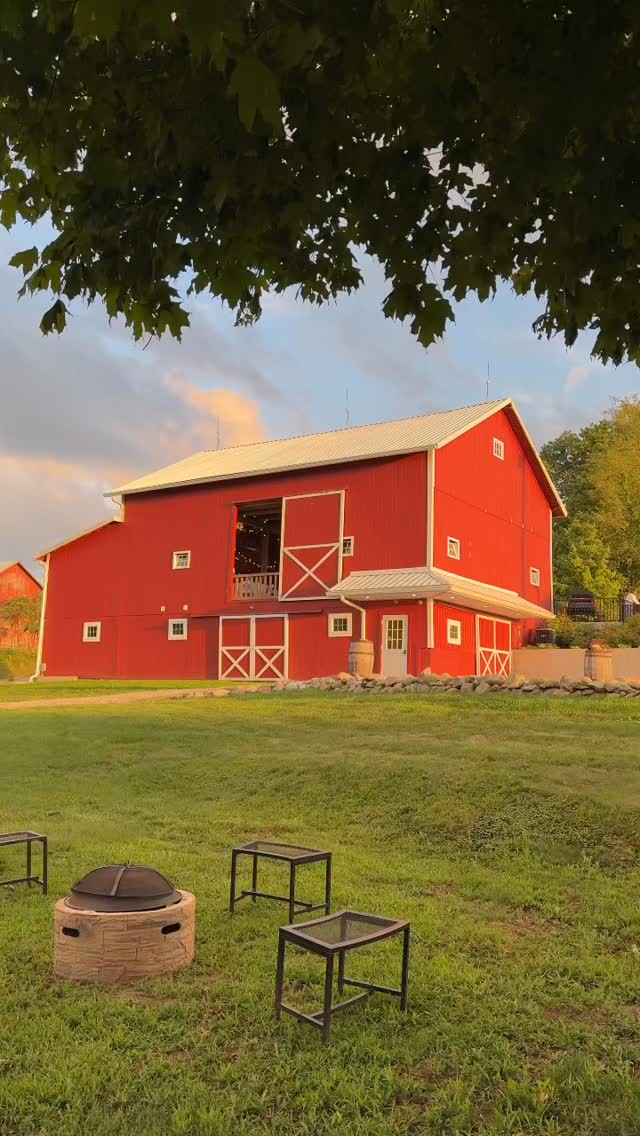 The Red Barns - a historic and charming farm wedding venue located in Southwest Michigan. Email info@theredpartybarns.com for more info 💕#southwestmichigan #farmweddingvenue #weddingvenue #barnweddingvenue #barnweddings #barnwedding #michiganwedding #michiganweddingvenues