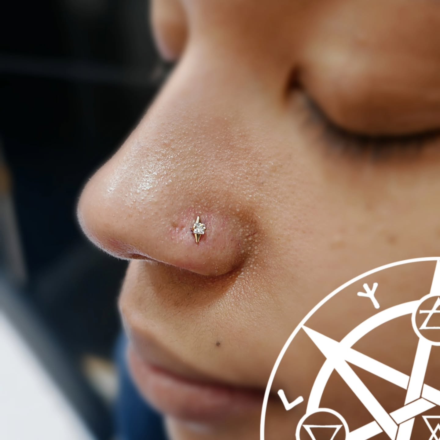 Nothing focus us more than paired symmetry first thing in the morning 🤓
Double action nostrils from yesterday, featuring Elemental in 14k Yellow Gold from @buddhajewelryofficial and simple anodised titanium disc on the other side 🙌
Piercer: @symbiotic_piercing @paid2stab
Using: @probodyart @purklenz
Aftercare: @neilmedpiercingaftercare