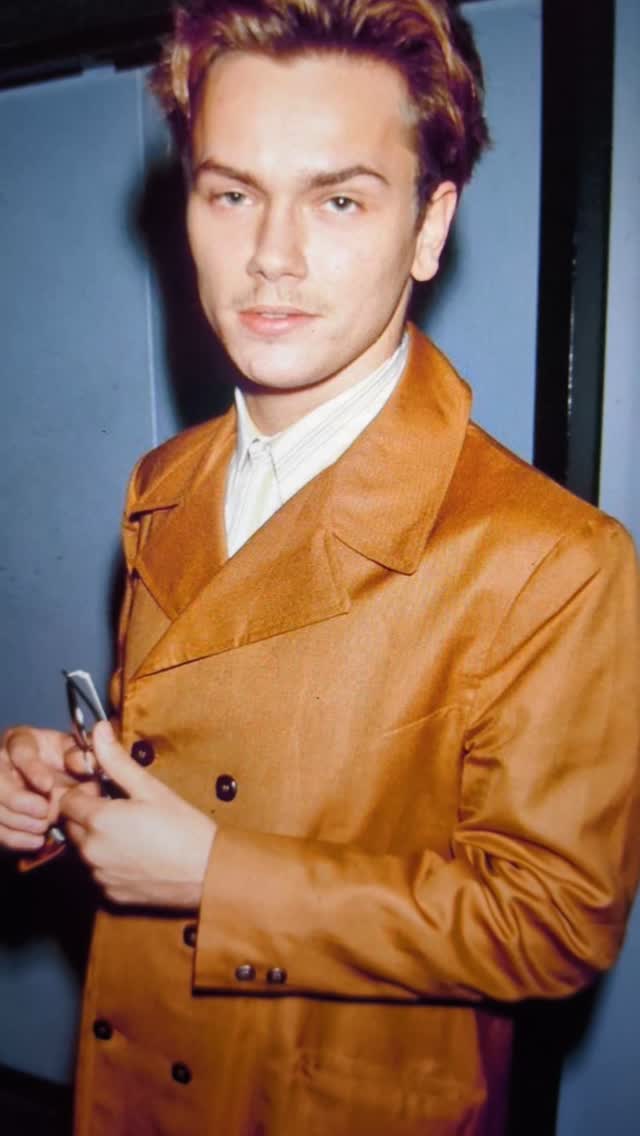River Phoenix was born on August 23rd, 1970. For whatever reason, I was surprisingly emotionally affected by his early death in 1993 at age 23 (when I was 24). River just seemed like a kind, talented person. Most people know him from the movie Stand By Me when he was younger, but two of my favorites were Dog Fight (87% on Rotten Tomatoes) and the more weirdly smart My Own Private Idaho with Keanu Reeves and Flea (80%, for what it's worth). River also had a band called Aleka's Attic, which had some songs with interesting chord progressions and melodies (Across the Way playing here). River died at the Viper Room on the Sunset Strip in West Hollywood from an apparent drug overdose of heroin/morphine and cocaine, among other substances. 💔
#riverphoenix #viperroom #alekasattic