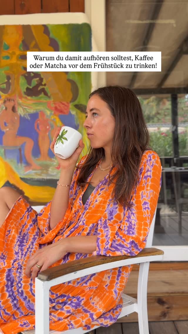 ⚠️ Morgens fährt dein Körper von selbst den Cortisolspiegel hoch – das ist dein natürlicher Wachmacher. Trinkst du in dieser Phase sofort Koffein, verstärkst du diesen Stress-Impuls unnötig und bringst deine Hormone aus dem Gleichgewicht.
Zusätzlich macht Koffein dich nüchtern kurzzeitig insulin-resistenter. Bedeutet: Isst du danach Frühstück, steigt dein Blutzucker stärker an → mehr Heißhunger & Energie-Dips später.
Und ja – das gilt auch für Matcha: Zwar ist er sanfter durch L-Theanin, aber das Koffein wirkt trotzdem auf Cortisol & Insulin. 🍵
💡 Besser: Warte 60–90 Minuten oder iss zuerst eine Kleinigkeit – dann Kaffee oder Matcha. So bleibt dein Hormon- & Blutzuckerhaushalt stabiler und du profitierst trotzdem vom Wach-Effekt. ✨
Schicke das deiner Matcha oder Coffee Lover Freundin, probier’s aus und spür den Unterschied!
Deine Jana 🌺
#kaffeehormone #zyklusbewusstsein #frauengesundheit #koffeinfrei #hormoncoach #matchaaddict #kaffeeliebhaber #hormonfreundlicheernährung