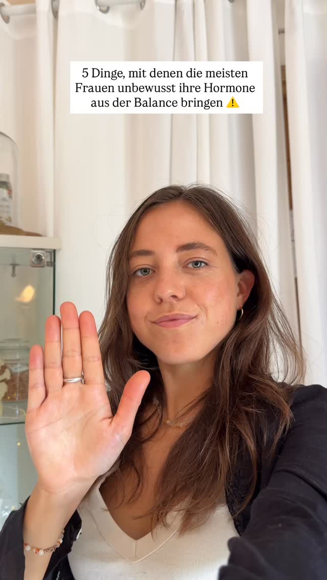 Viele Frauen fragen sich, warum ihre Hormone ständig verrücktspielen – oft liegt es an kleinen Alltagsgewohnheiten, die wir kaum hinterfragen.
✨ 5 Dinge, mit denen viele Frauen unbewusst ihre Hormone aus der Balance bringen:
1️⃣ Kaffee direkt am Morgen
👉🏼 pusht Cortisol & Stresshormone – dein Blutzucker gerät sofort ins Schwanken.
2️⃣ Frühstück auslassen
👉🏼 lässt deinen Blutzuckerspiegel Achterbahn fahren, das stresst deine Hormone.
3️⃣ Immer derselbe Trainingsplan
👉🏼 ignoriert die zyklischen Energie-Phasen – Überlastung & Stresshormone sind die Folge.
4️⃣ Parfüm & Duftstoffe
👉🏼 viele enthalten hormonaktive Substanzen, die dein Endokrinsystem stören können.
5️⃣ Abends Bildschirmzeit (Serie, Handy, Laptop)
👉🏼 blaues Licht blockiert Melatonin – dein Schlaf & damit die Regeneration deiner Hormone leiden.
🤍 Speichere dir diesen Beitrag, um dich an diese hormonfreundlichen Reminder zu erinnern – und folge mir, denn in den nächsten Beiträgen tauche ich tiefer in jedes Thema ein, erkläre es umfassend und zeige dir praktische Alternativen.
#frauengesundheit #hormoncoaching #zykluswissen #ganzheitlichefrauengesundheit #hormonstörer #hormonelledysbalance #zyklusbewusstsein #endokrinedysruptoren