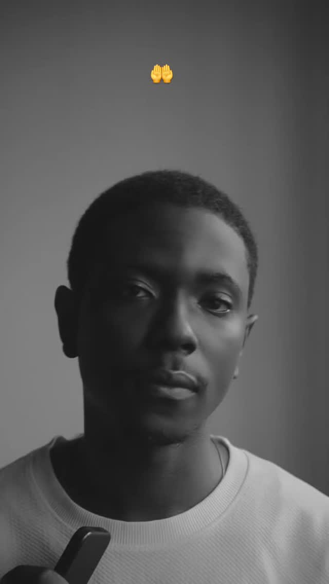 How's your heart? Take a moment to tap in. Close your eyes, hands on heart, breathe deep into your belly through your nose, exhale through your mouth. Several times. Just feel.
Love you. -E
❤️ @_kingie_
#somatichealing #heartcheck #breathwork #healingjourney #consciousness #mindfulliving