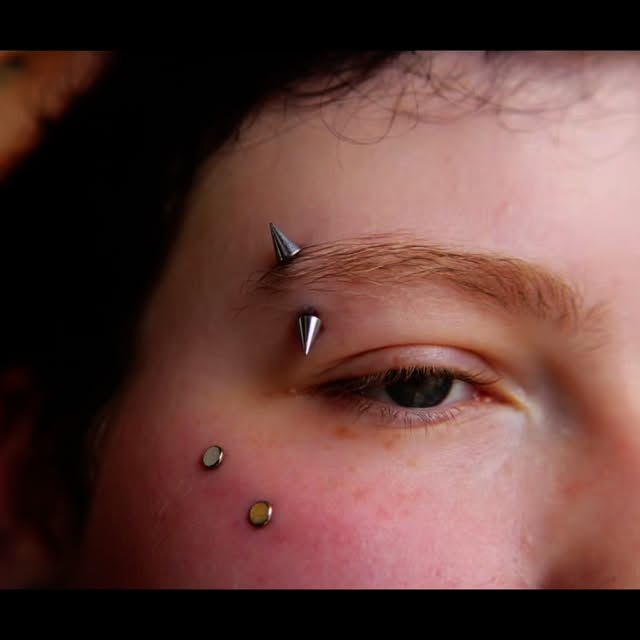 Paired eyebrows and anti-brow surface piercings
The client upgraded with some super tough implant grade titanium spikes 🔥🤘🔥
#safepiercings #studio100bg #lifetimeguarantee💯 #piercingbowlinggreen #legitbodyjewelry