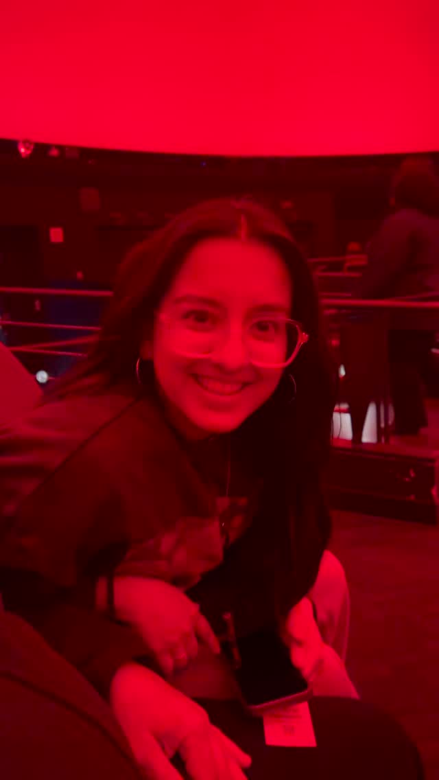 “Vanish into you” by my favorite artist @ladygaga
Performed by Milok
¡Celebrando a mi hermana @anitanavarro98 en su cumpleaños!
En este video especial, van a ver nuestras aventuras en Nueva York, el retrato que le pinté con mucho cariño, y mi interpretación de “Vanish into You” de Lady Gaga, con ese guiño a su nombre: vANIsh into you.
Además, incluí algunas escenas del video “Naturally” que le hice a Ani hace unos años, en las que también aparece Tinky. 🐾
Lo que más resuena para mí de esta canción es la frase “We were happy just to be alive” (Éramos felices nada más de estar vivos), porque realmente captura la esencia de todos estos recuerdos.
Espero que disfruten este homenaje lleno de amor, nostalgia y gratitud.
¡Feliz cumpleaños, Che Corazón!
Song Recorded
by @barrientosomar
Video
by Milok
Cam 2: @aricareaga
